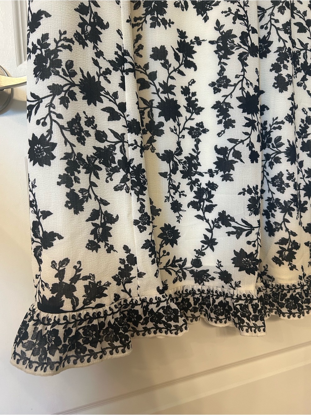 Max Studio Black and White Floral V-Neck Maxi Dress - Picture 4 of 7